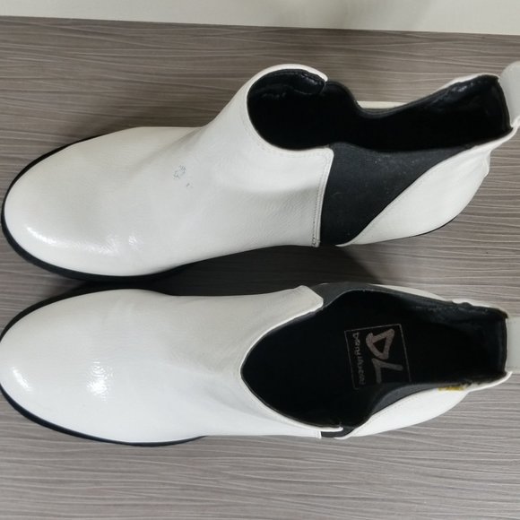 Dirty Laundry Lisbon Bootie, White & Black Faux Leather, Womens Size 8 / 38.5 - Picture 8 of 11